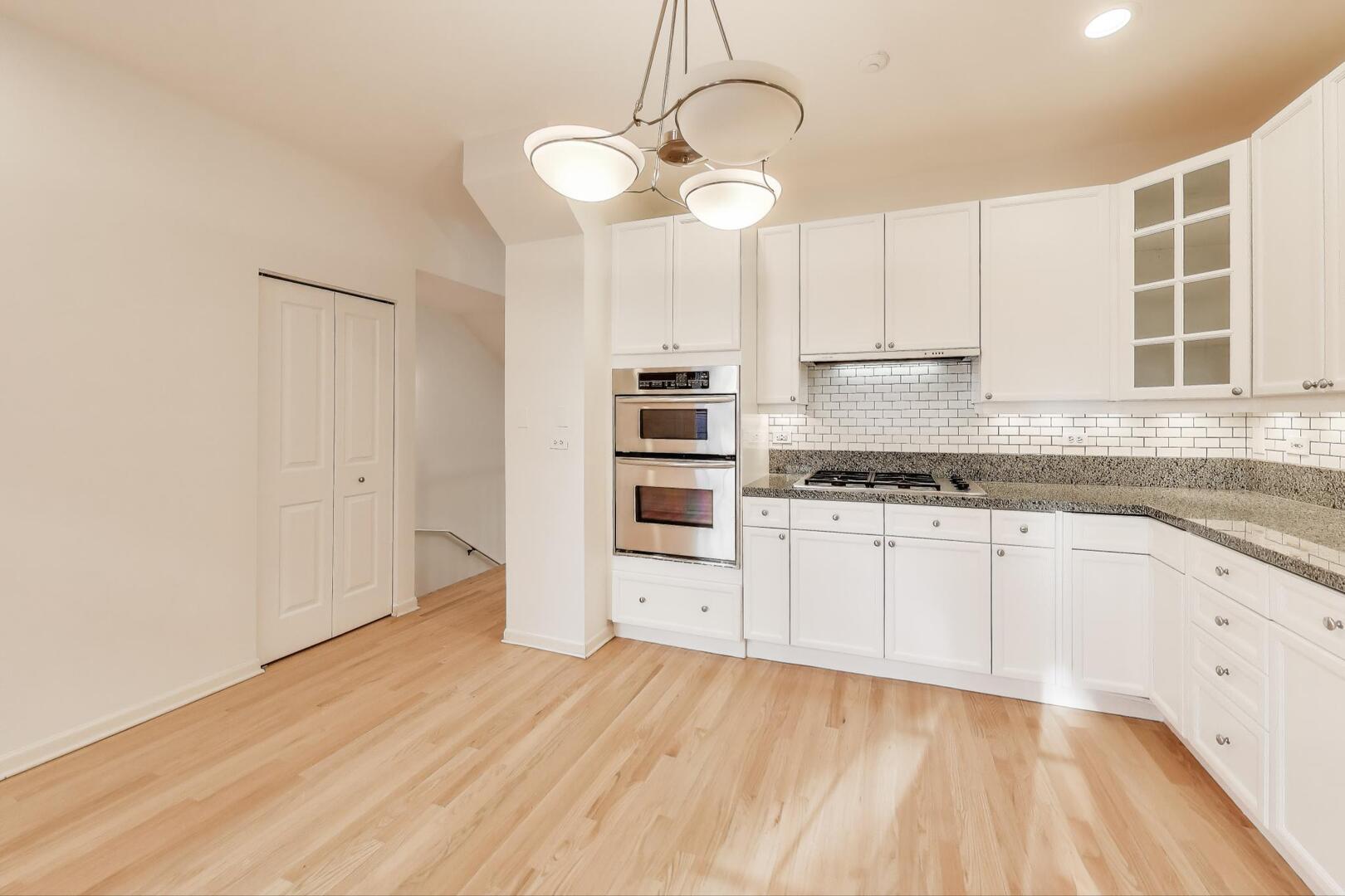 210 W Scott Street Unit: I
