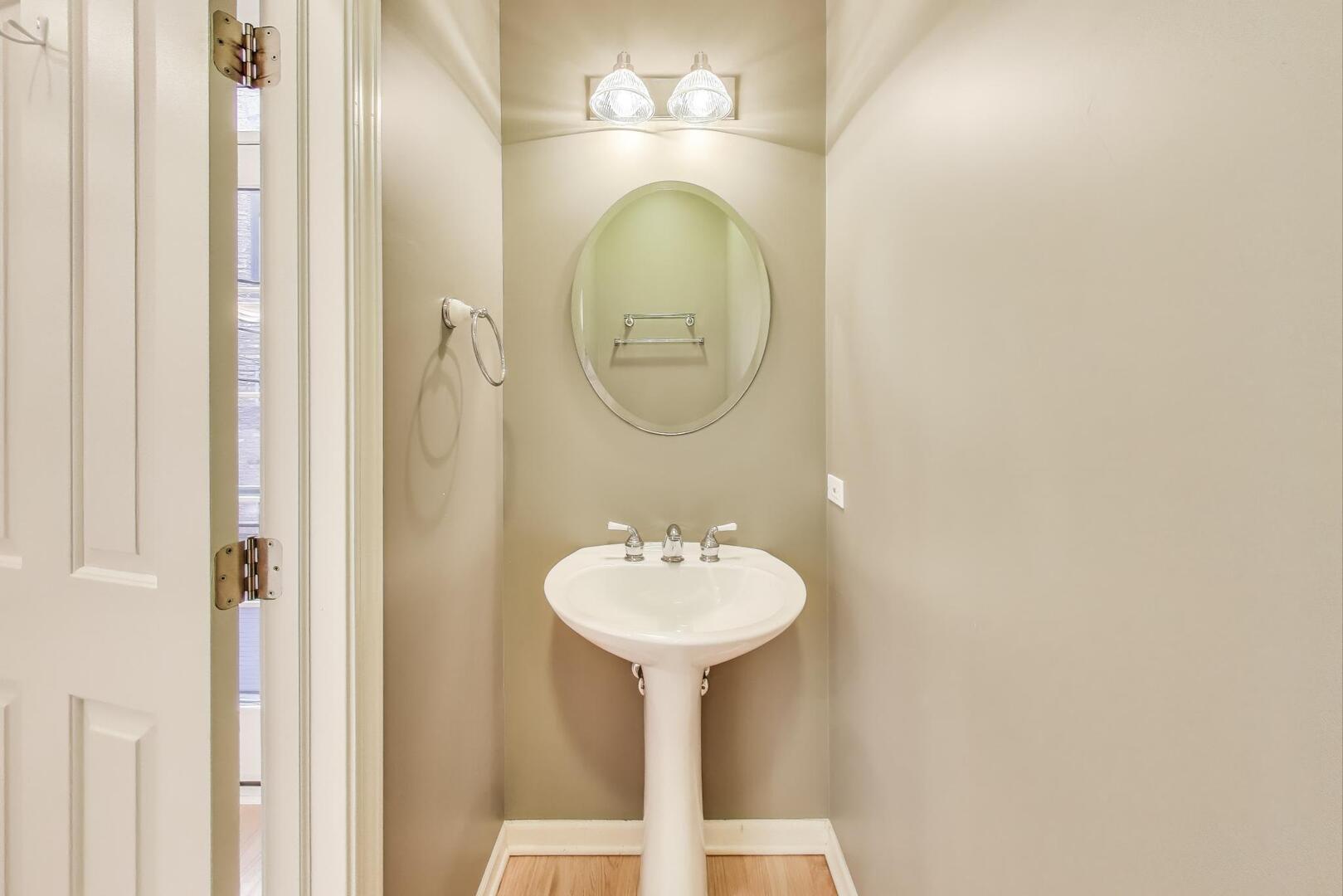 210 W Scott Street Unit: I