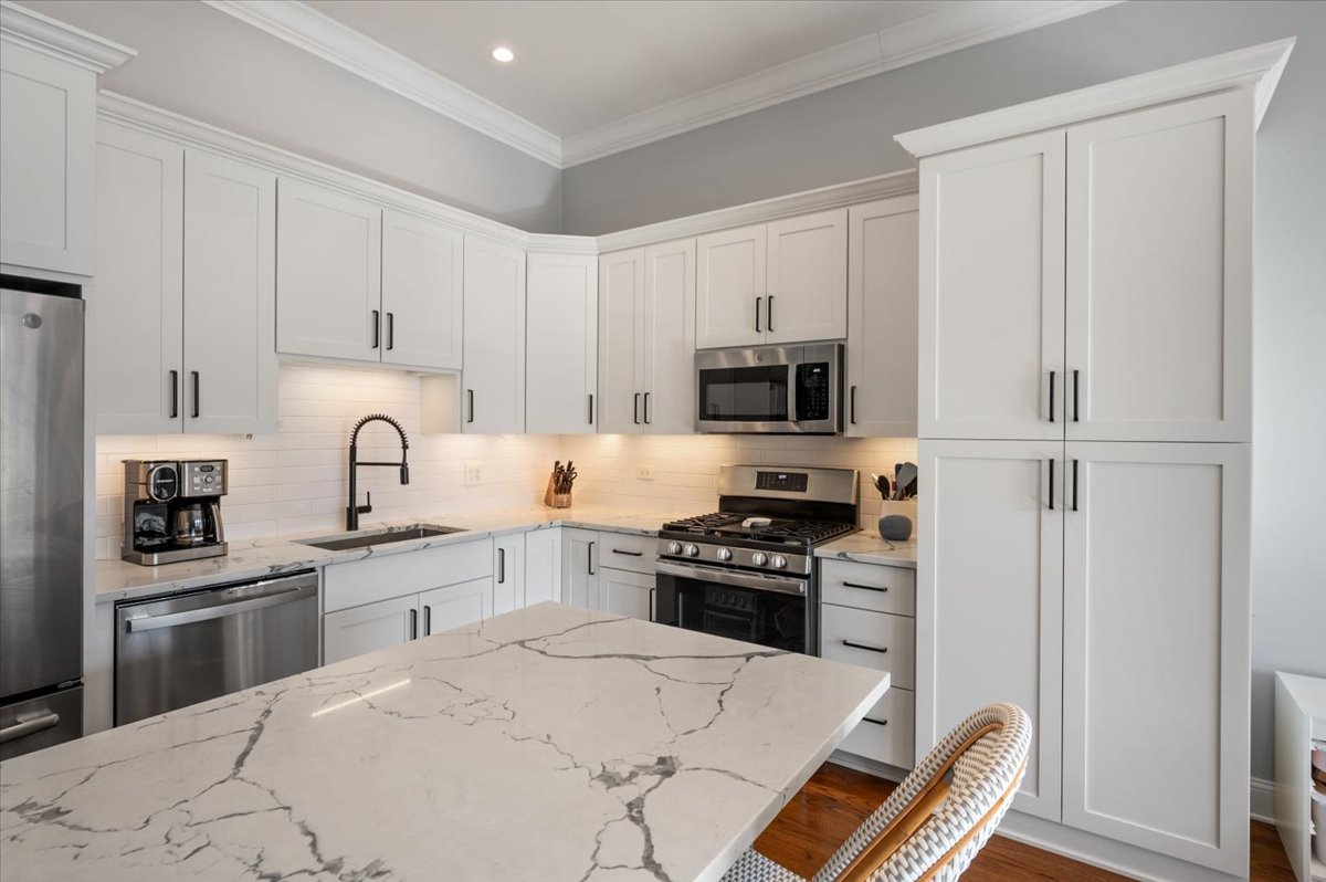 2142 W Roscoe Street Unit: 3D