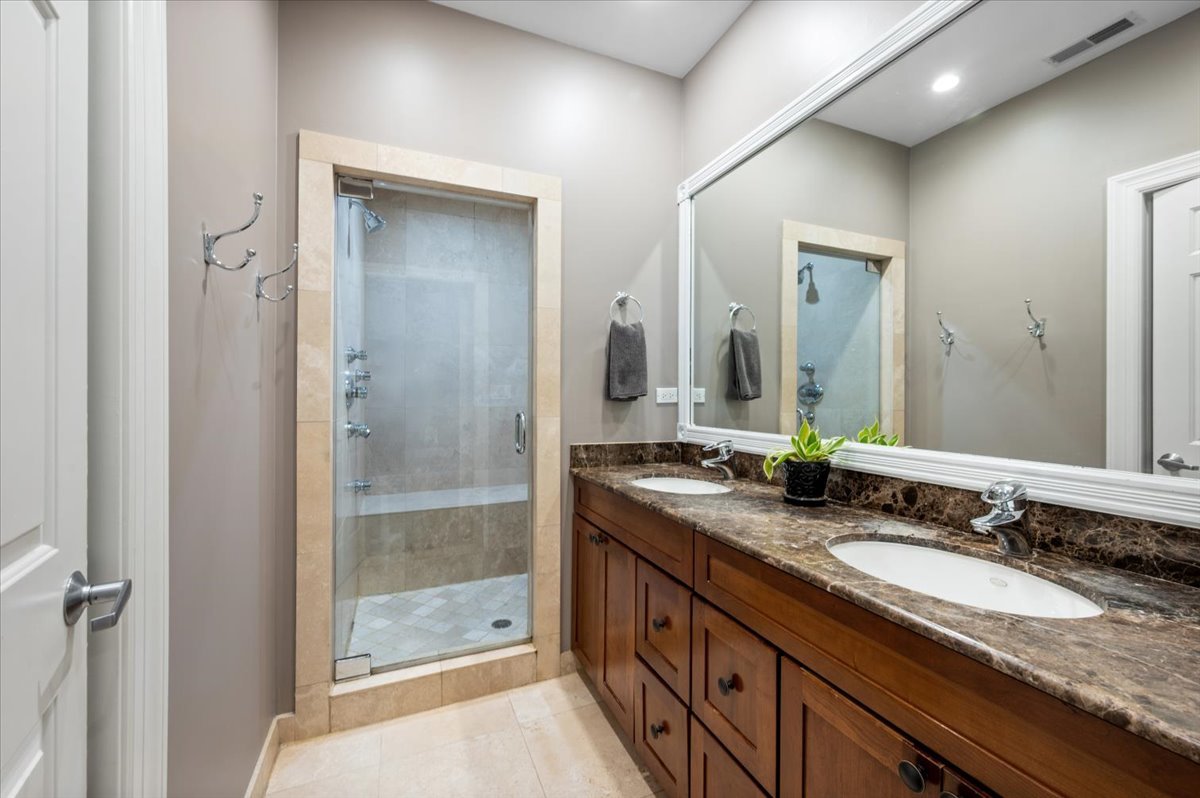 2142 W Roscoe Street Unit: 3D