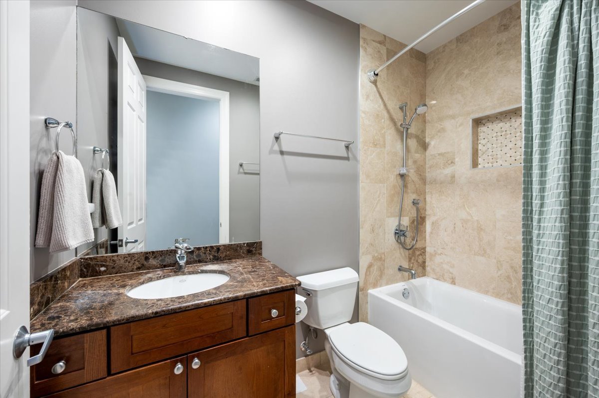 2142 W Roscoe Street Unit: 3D