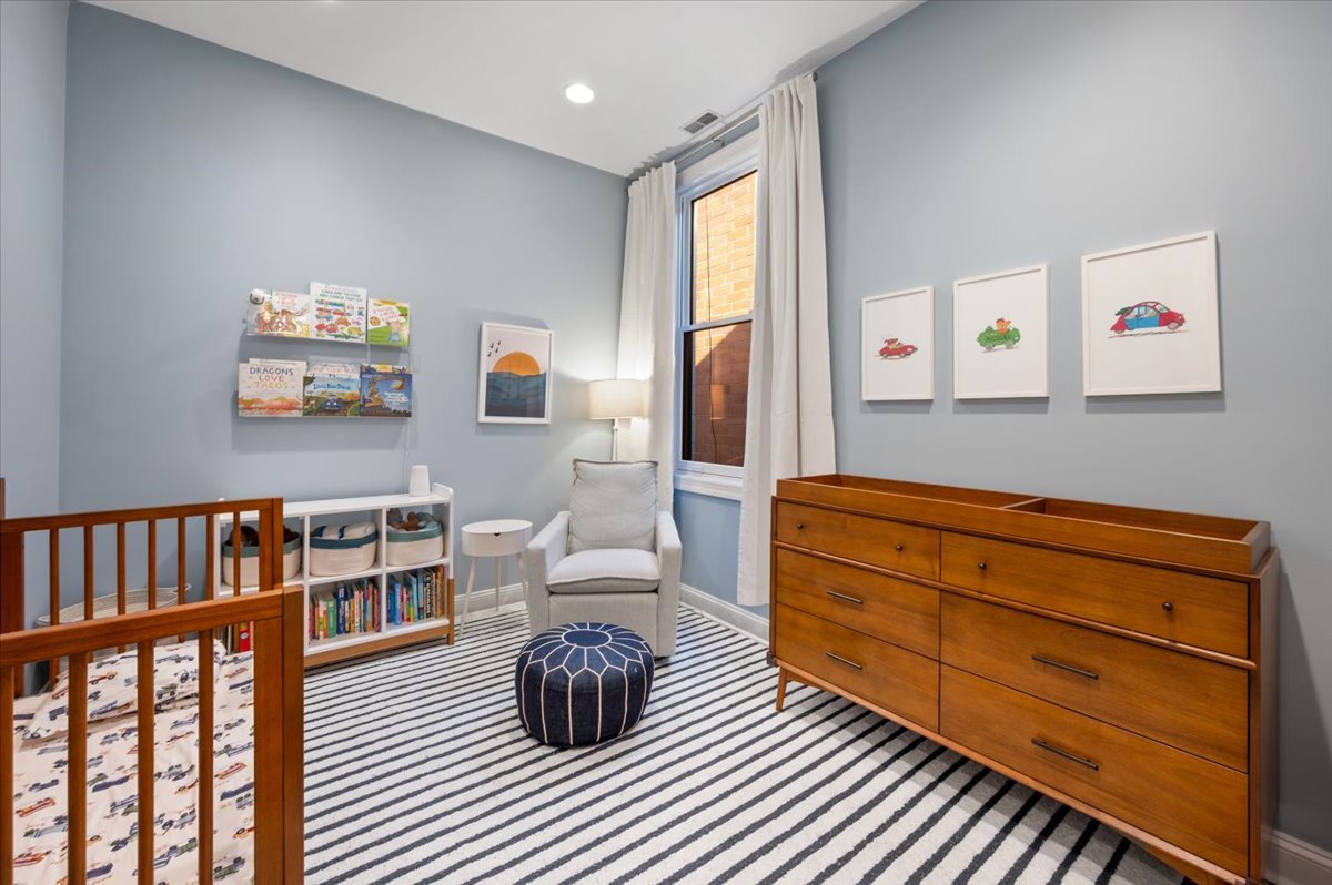 2142 W Roscoe Street Unit: 3D