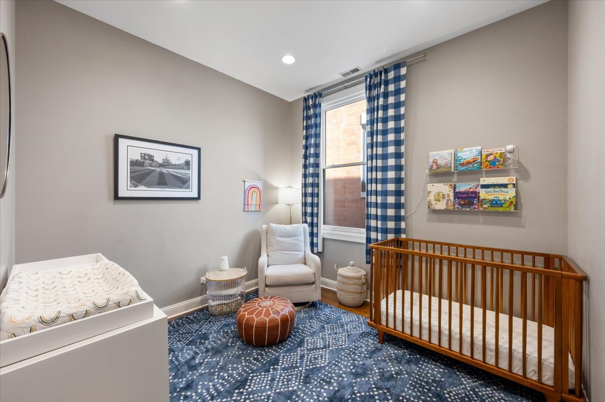 2142 W Roscoe Street Unit: 3D