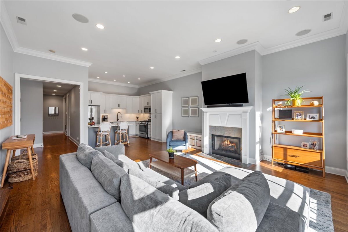 2142 W Roscoe Street Unit: 3D