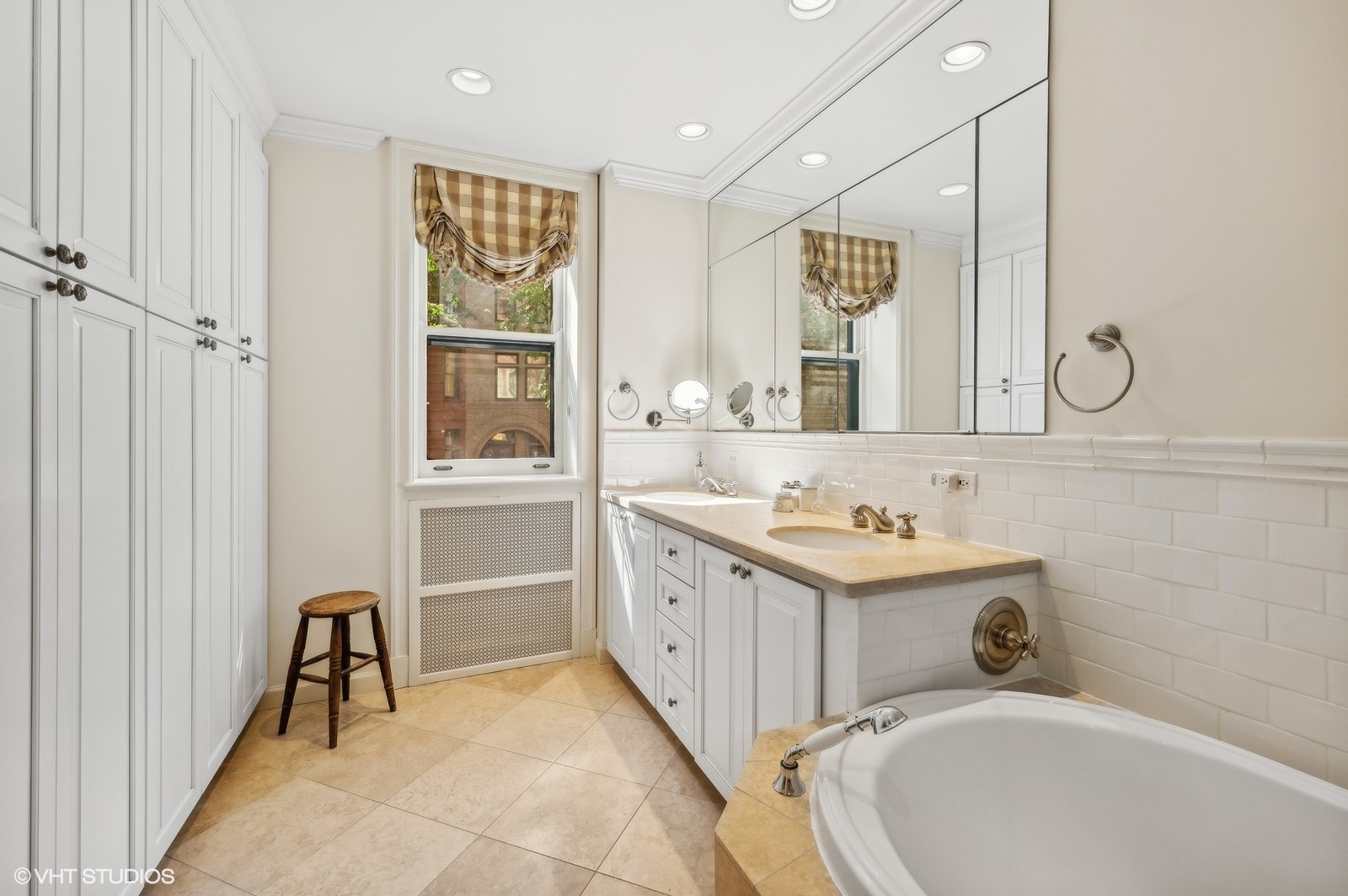 1325 N Astor Street Unit: 2