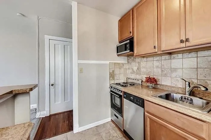 4310 N Clarendon Avenue Unit: 1020