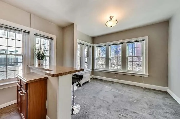 4310 N Clarendon Avenue Unit: 1020