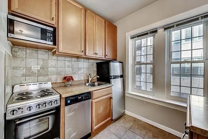 4310 N Clarendon Avenue Unit: 1020