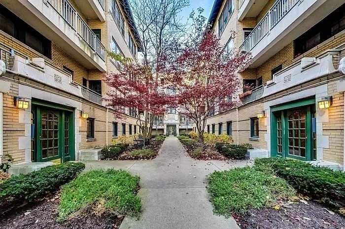 4310 N Clarendon Avenue Unit: 1020