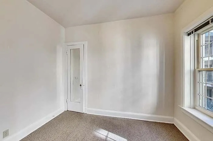 4310 N Clarendon Avenue Unit: 1020