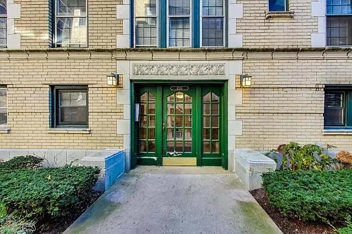 4310 N Clarendon Avenue Unit: 1020