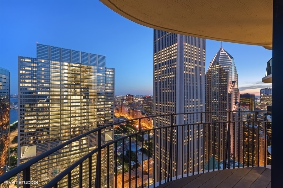 225 N Columbus Drive Unit: 6006