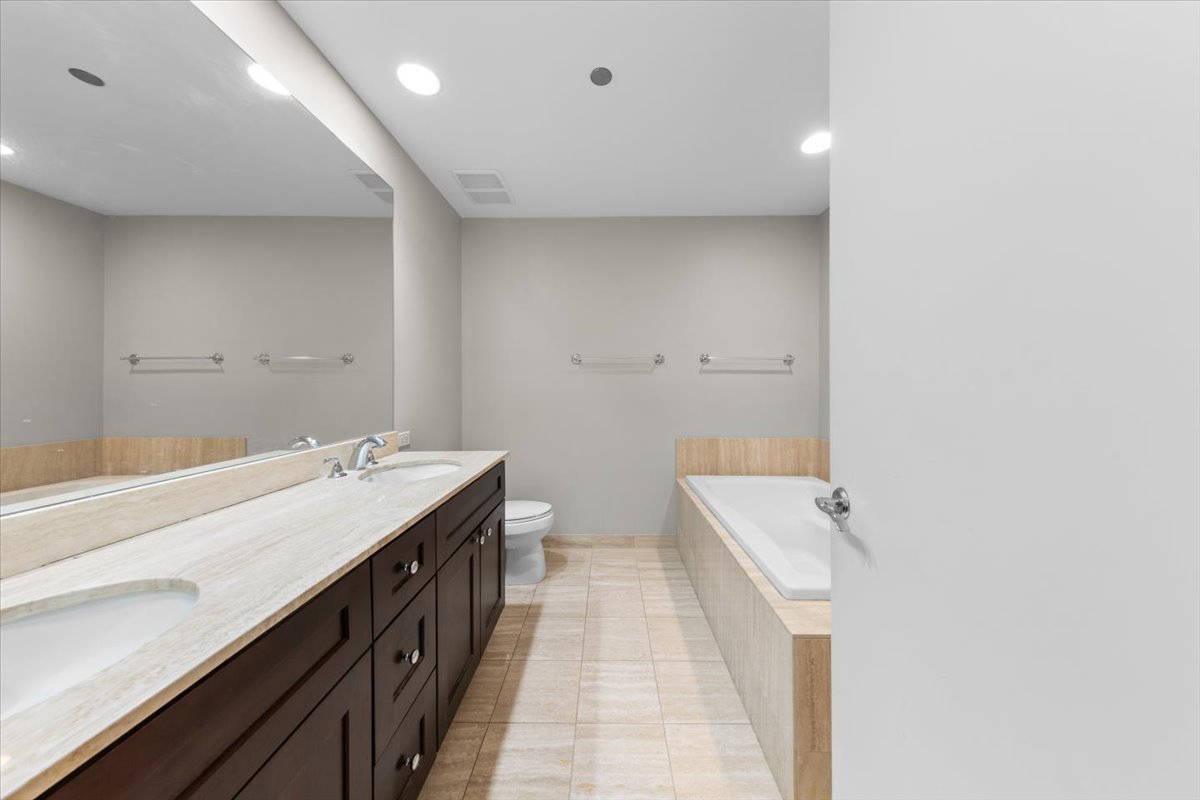 530 N LAKE SHORE Drive Unit: 902