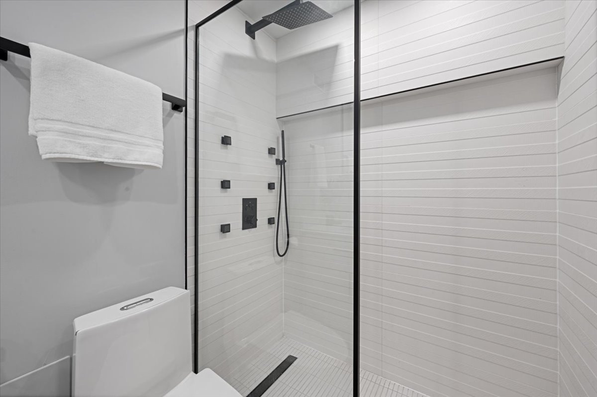 1560 N Sandburg Terrace Unit: 4011J