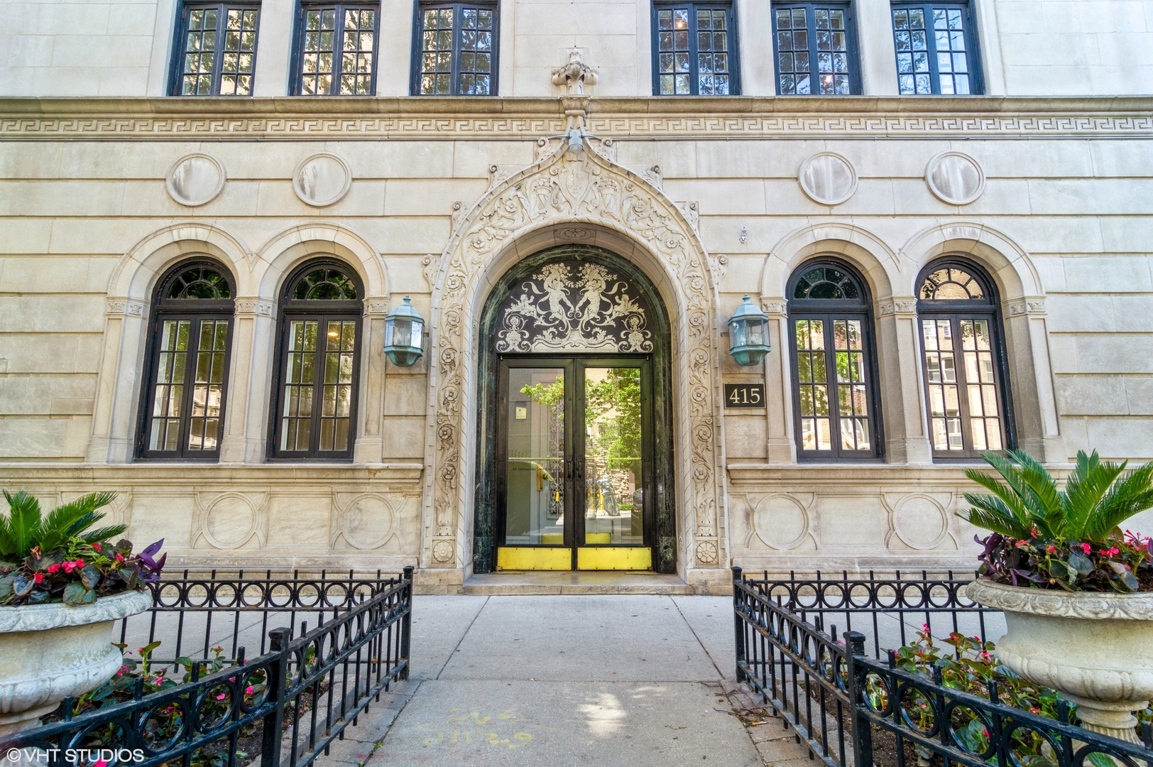 415 W ALDINE Avenue Unit: 9C