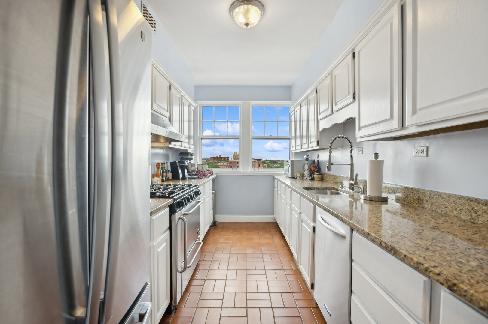 415 W ALDINE Avenue Unit: 9C