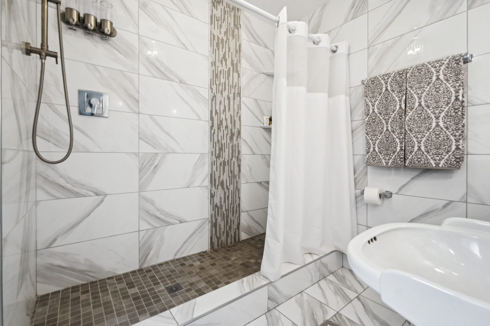 415 W ALDINE Avenue Unit: 9C