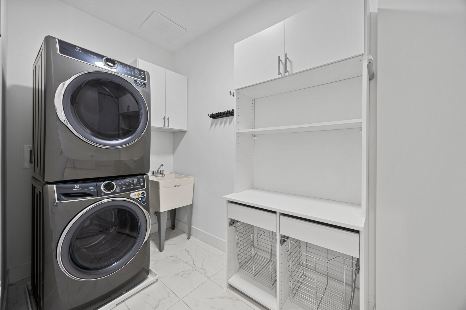 305 S Racine Avenue Unit: PHD