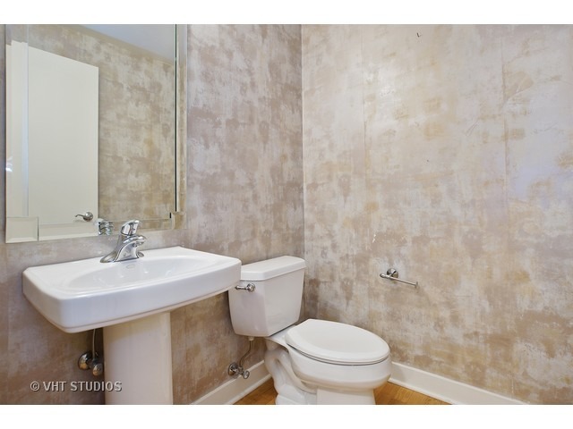 250 E Pearson Street Unit: 1006