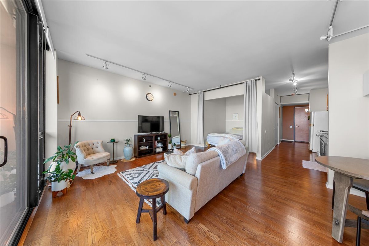 210 S Des Plaines Avenue Unit: 1603