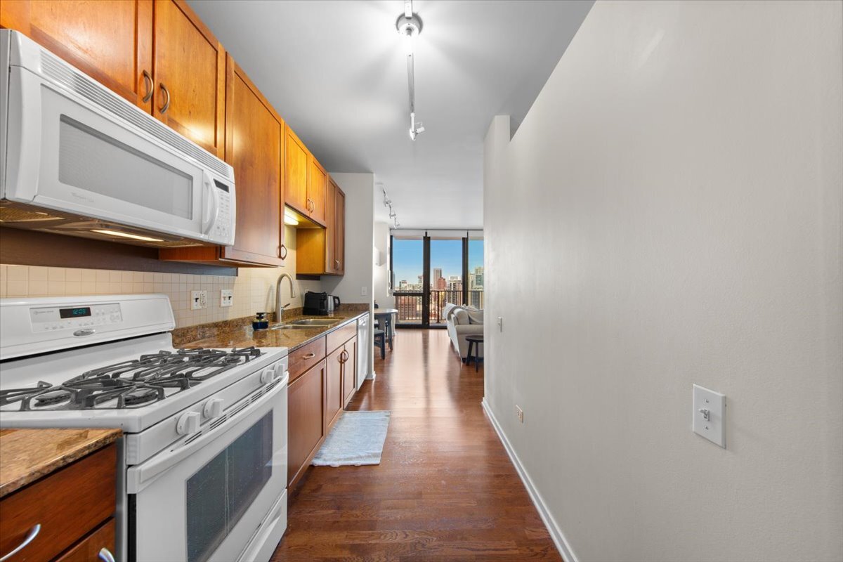 210 S Des Plaines Avenue Unit: 1603