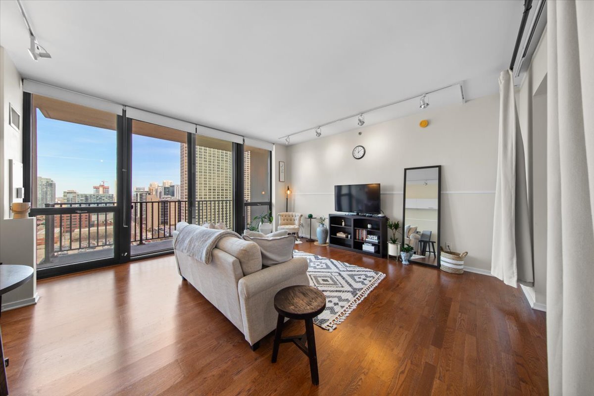 210 S Des Plaines Avenue Unit: 1603