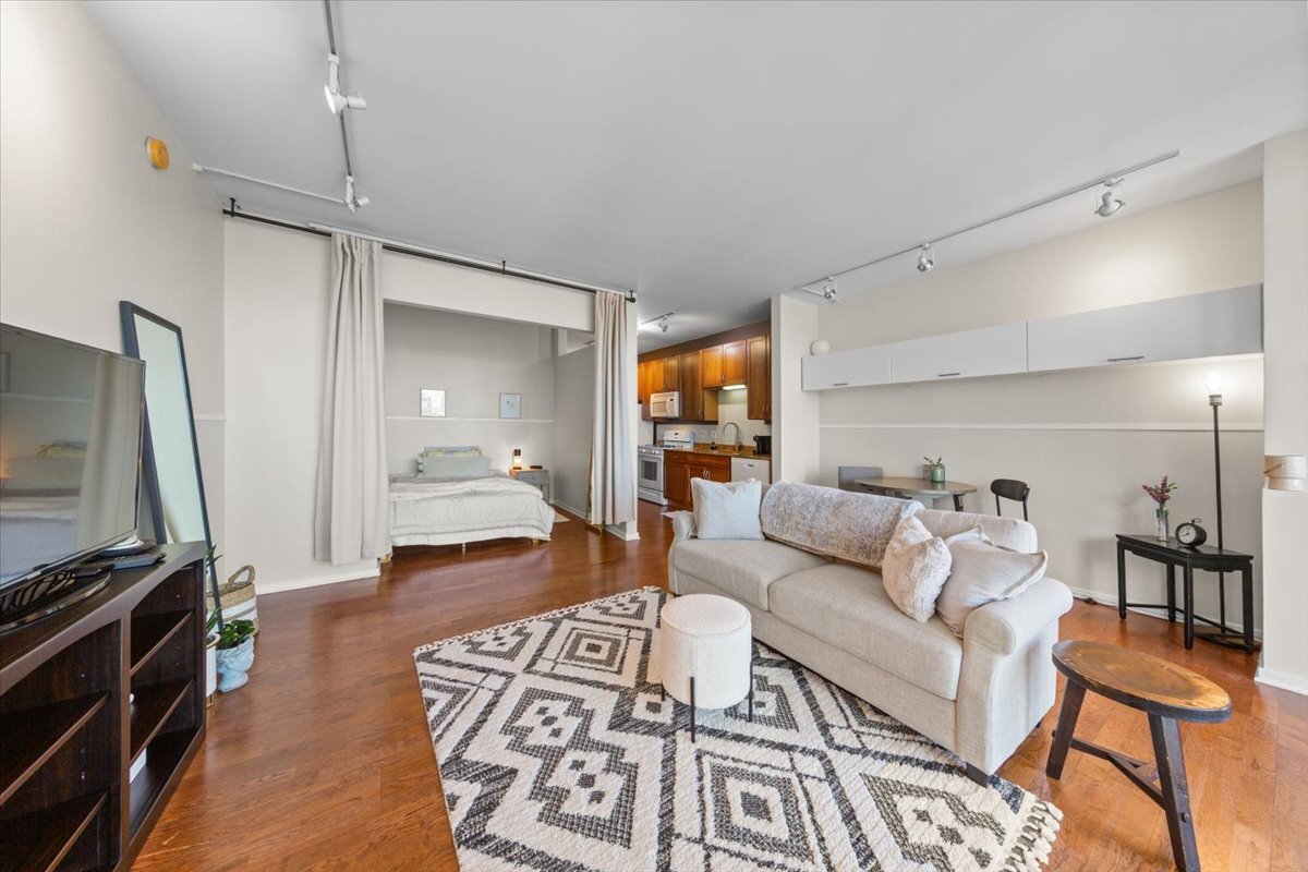 210 S Des Plaines Avenue Unit: 1603