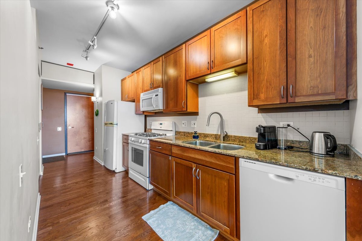 210 S Des Plaines Avenue Unit: 1603