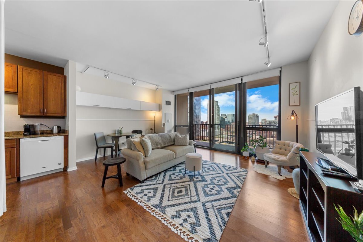 210 S Des Plaines Avenue Unit: 1603