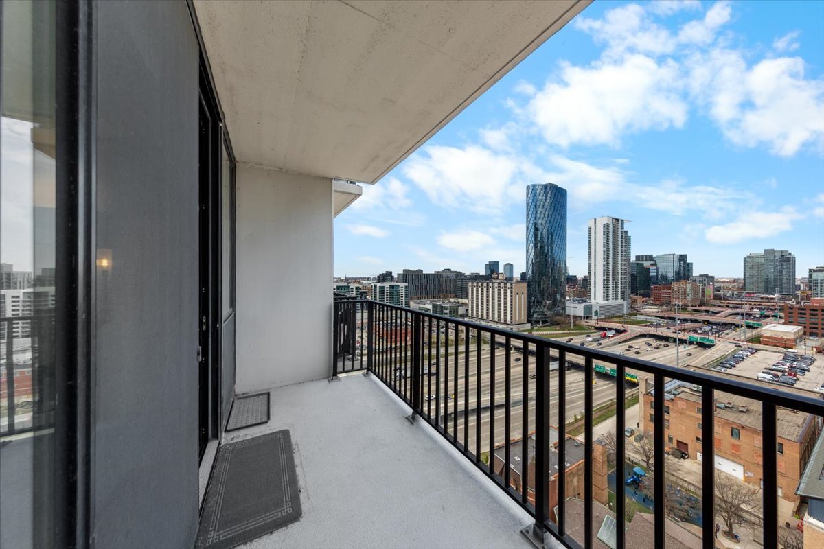 210 S Des Plaines Avenue Unit: 1603