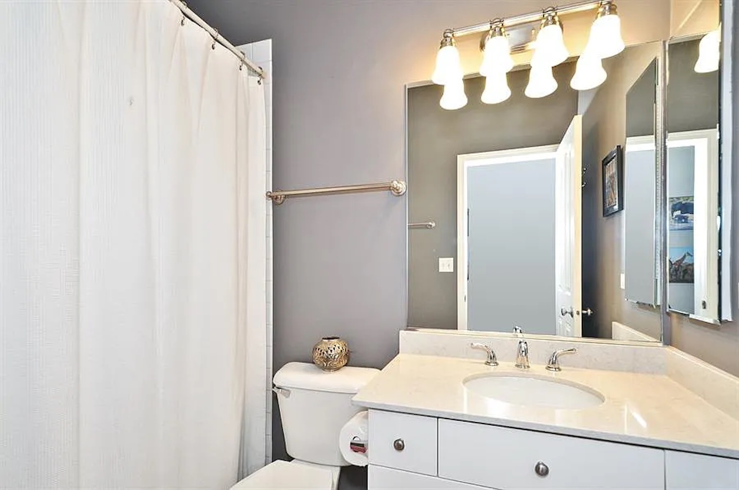 301 W SCOTT Street Unit: 204