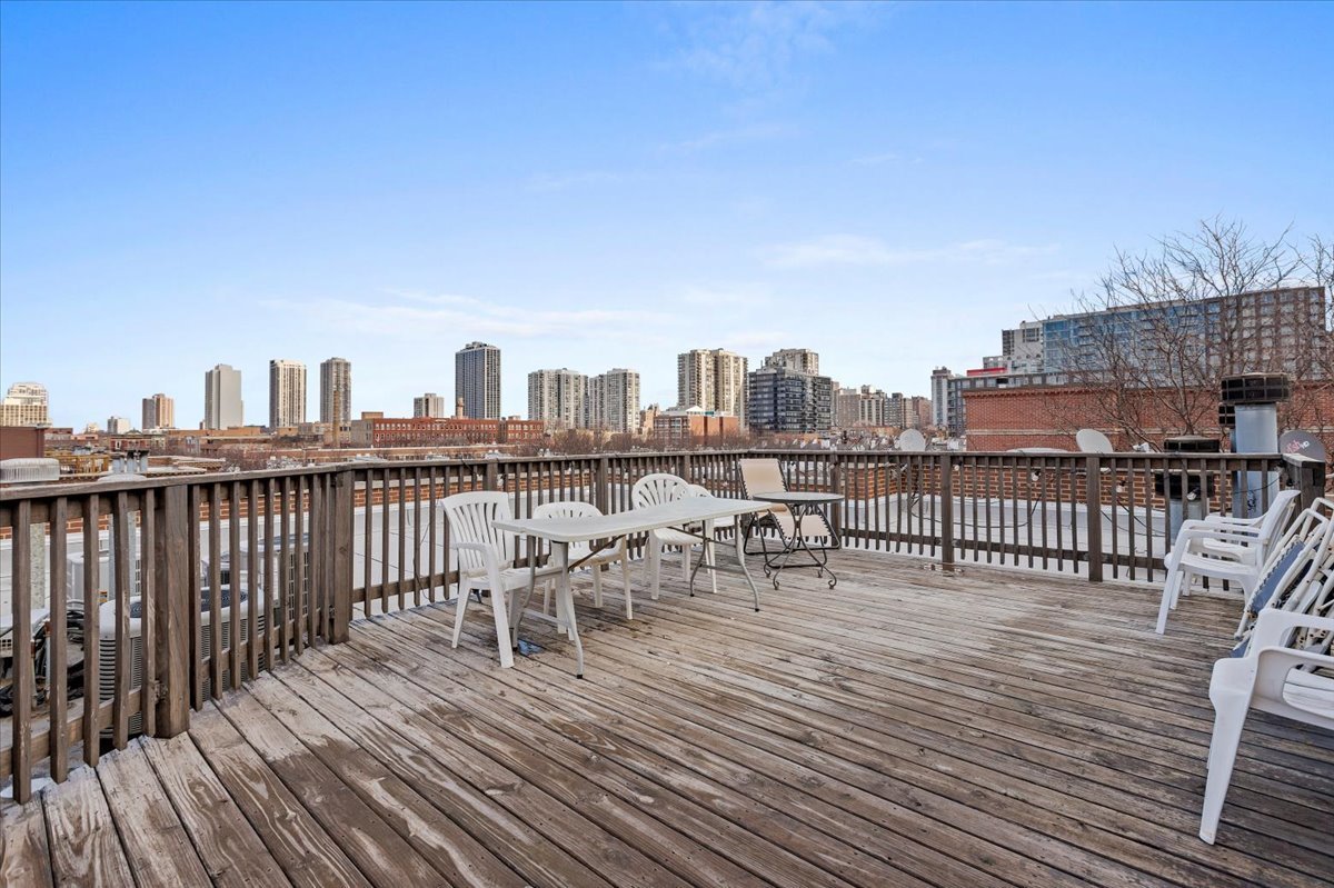 301 W SCOTT Street Unit: 204