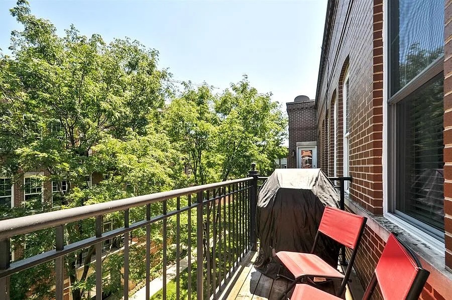 301 W SCOTT Street Unit: 204