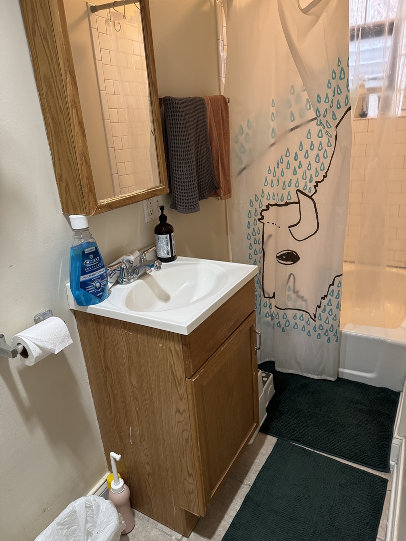 3145 S May Street Unit: 1F