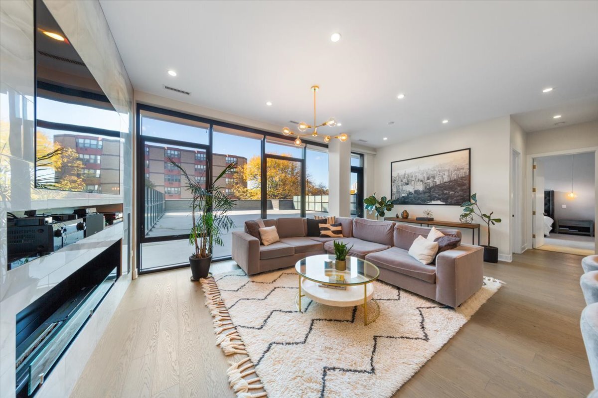 6 N Bishop Street Unit: 206