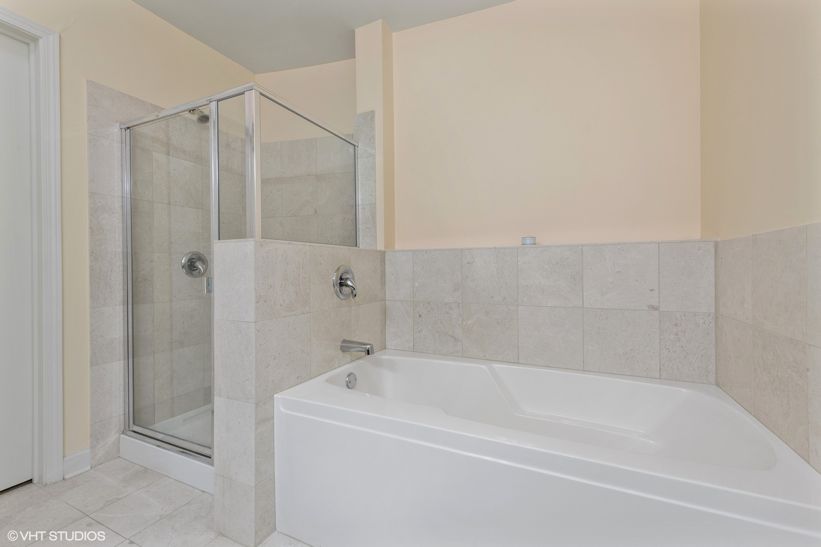 225 N Columbus Drive Unit: 6006