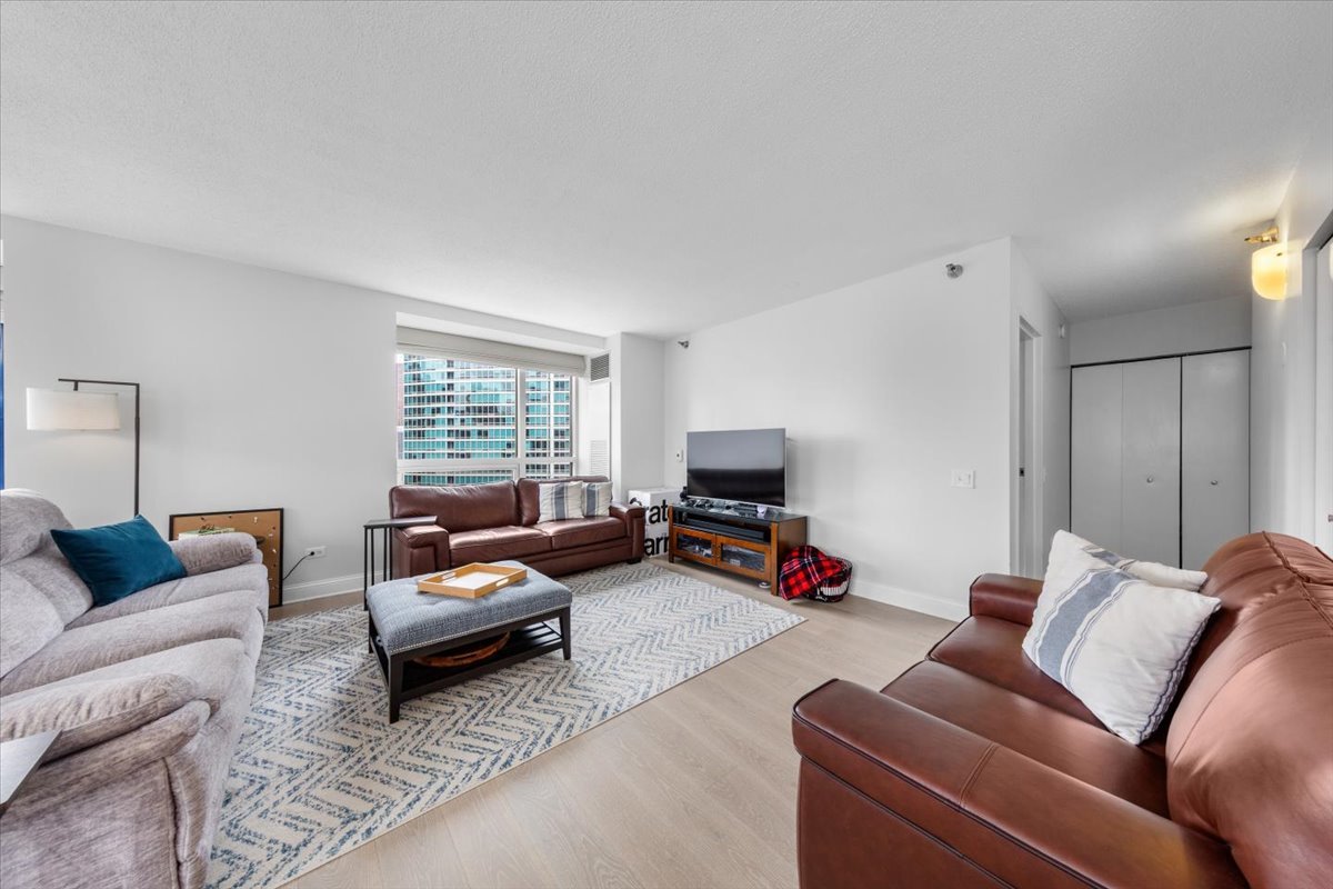 512 N MCCLURG Court Unit: 2910