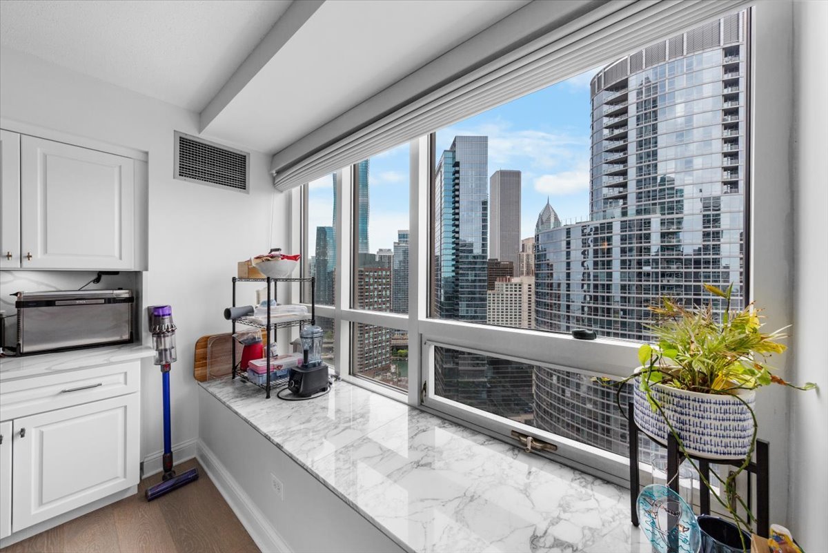 512 N MCCLURG Court Unit: 2910
