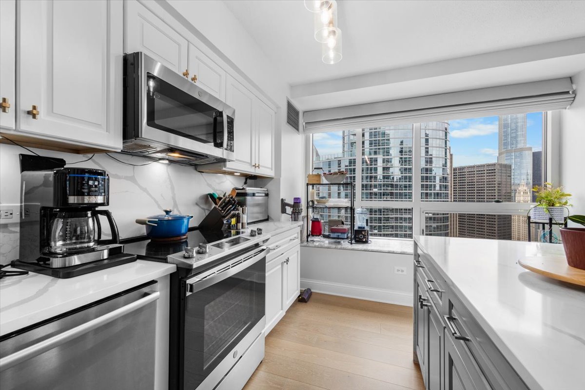 512 N MCCLURG Court Unit: 2910