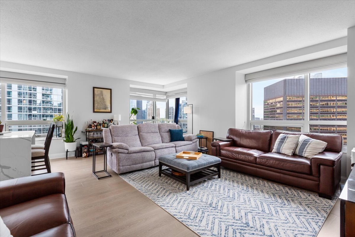 512 N MCCLURG Court Unit: 2910
