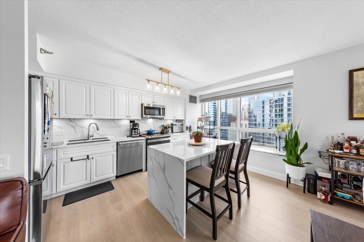 512 N MCCLURG Court Unit: 2910