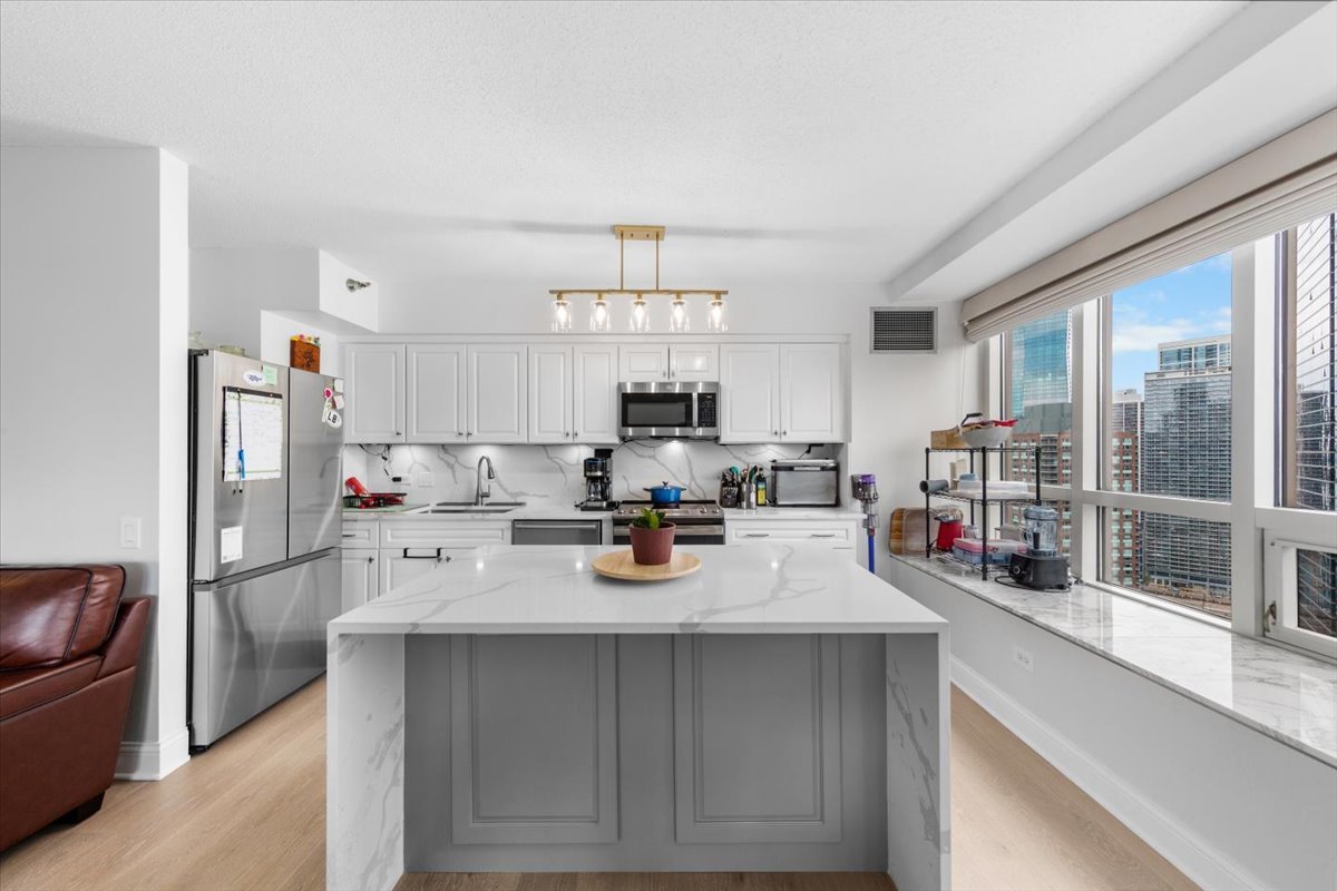 512 N MCCLURG Court Unit: 2910