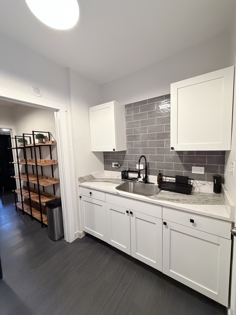 1709 W WALLEN Avenue Unit: 1J
