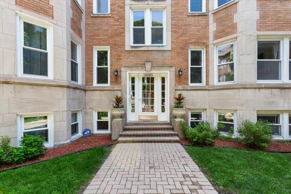 867 W Cornelia Avenue Unit: 1