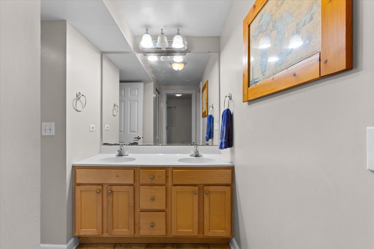867 W Cornelia Avenue Unit: 1