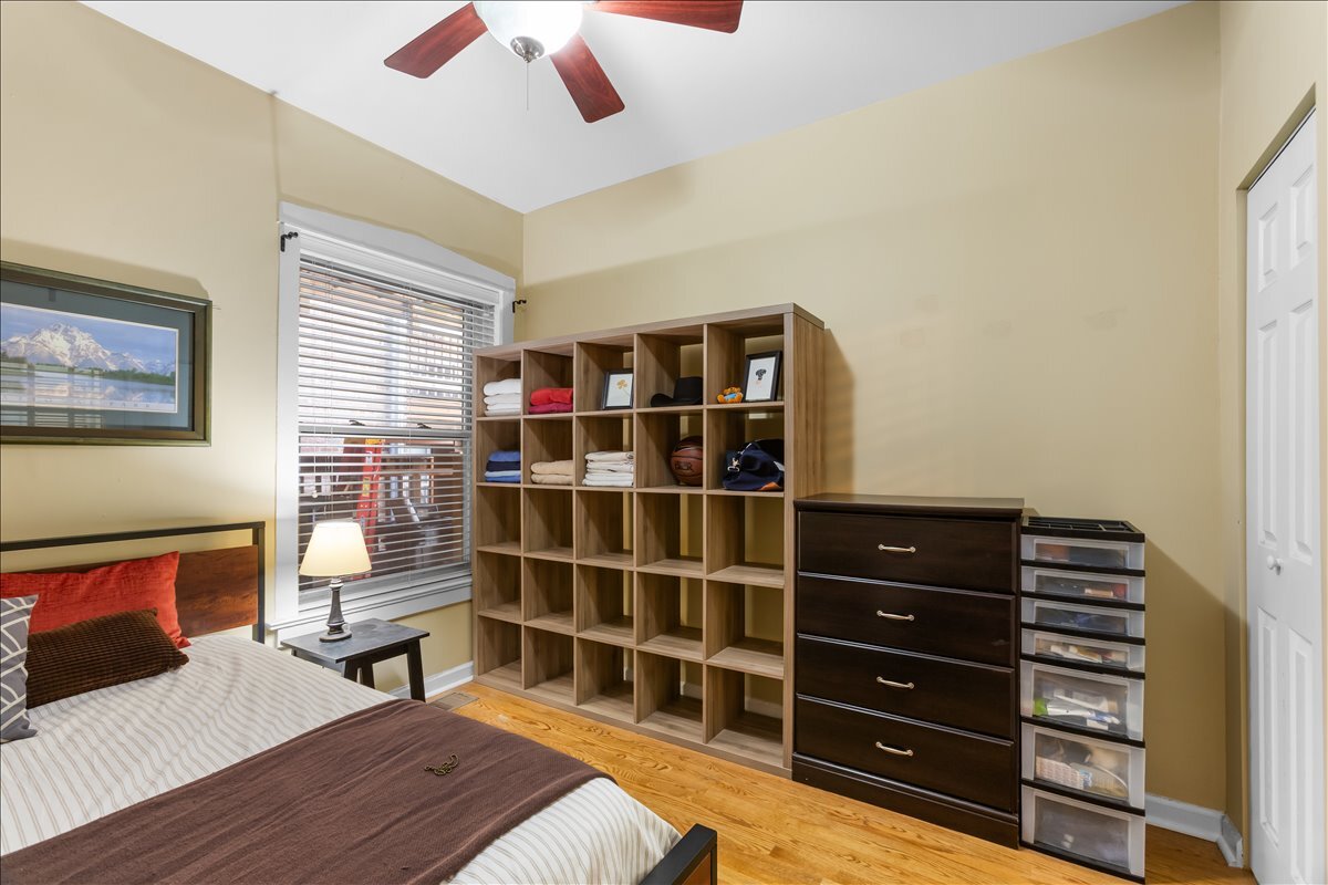 867 W Cornelia Avenue Unit: 1