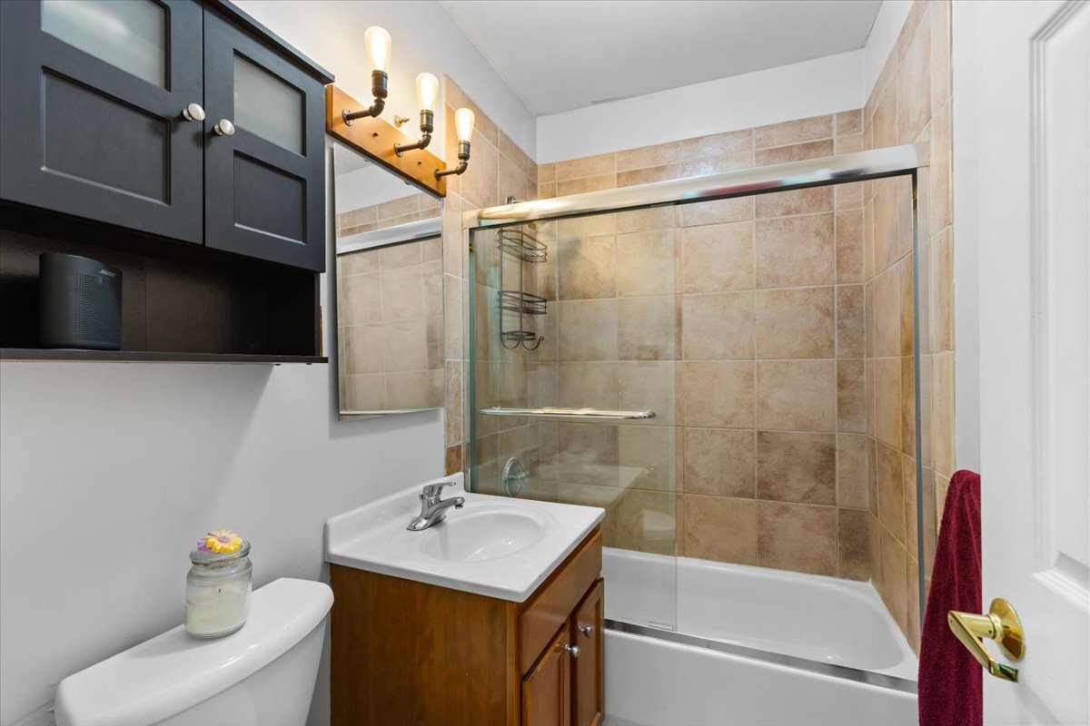 867 W Cornelia Avenue Unit: 1
