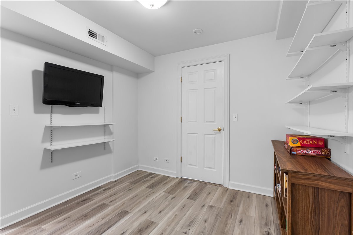 867 W Cornelia Avenue Unit: 1