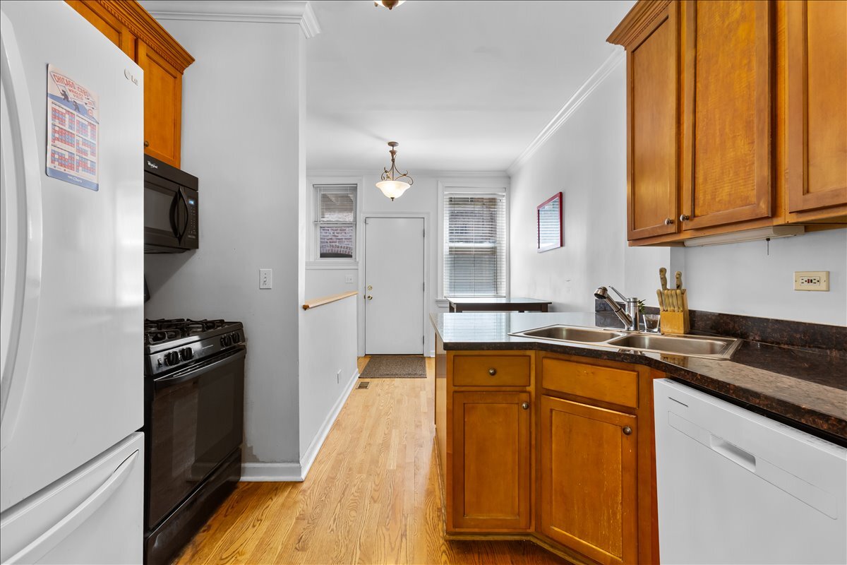 867 W Cornelia Avenue Unit: 1