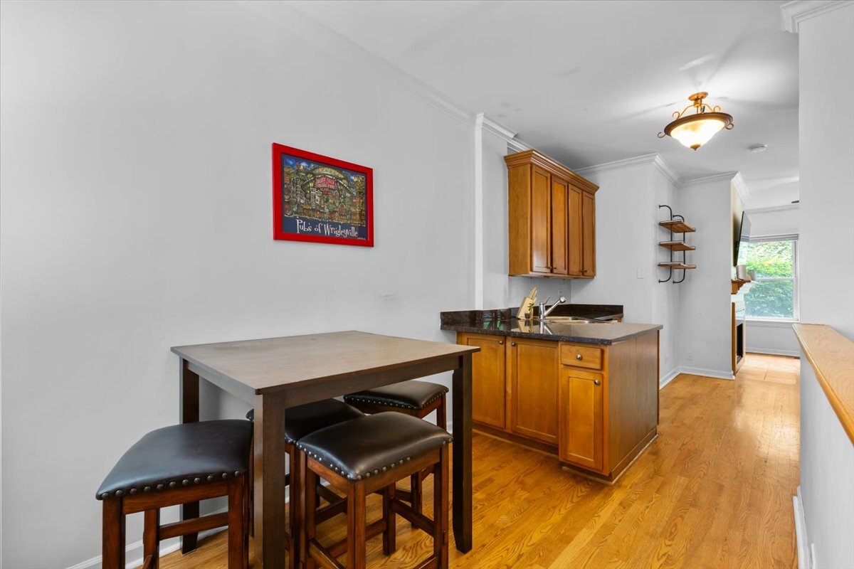 867 W Cornelia Avenue Unit: 1